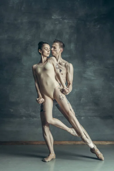 The young modern ballet dancers posing on gray studio background — Stock Photo, Image