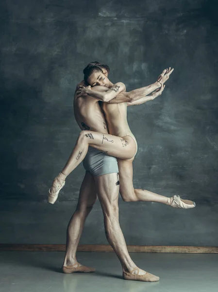 Jovens Bailarinos Modernos Com Tatuagens Bodys Posando Fundo Estúdio Cinza — Fotografia de Stock