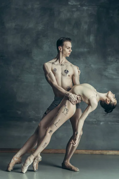 Młody nowoczesny balet tancerze pozowanie na studio szary tło — Zdjęcie stockowe