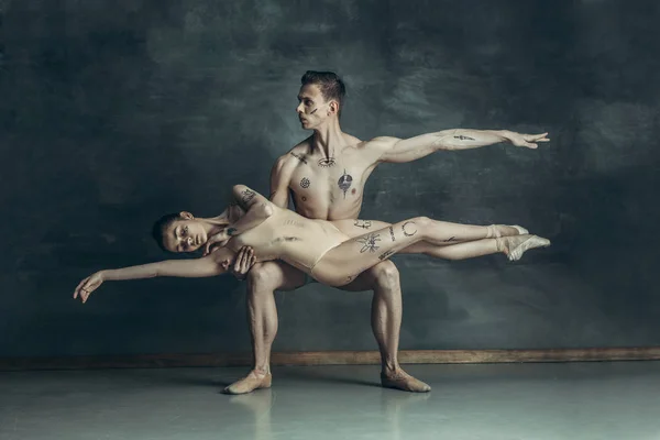 I giovani ballerini moderni in posa su sfondo grigio studio — Foto Stock