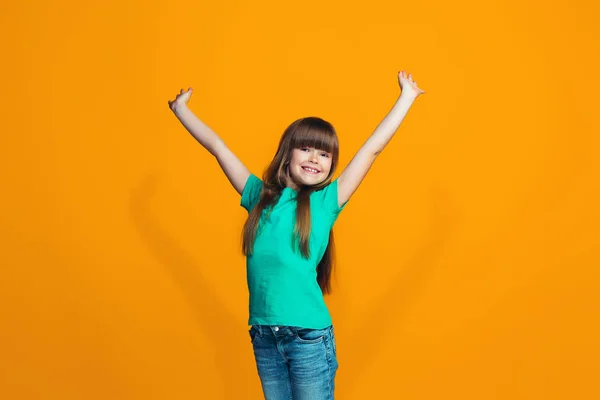 Lycklig framgång tonåring flicka firar att vara en vinnare. Dynamisk energisk bild av kvinnlig modell — Stockfoto