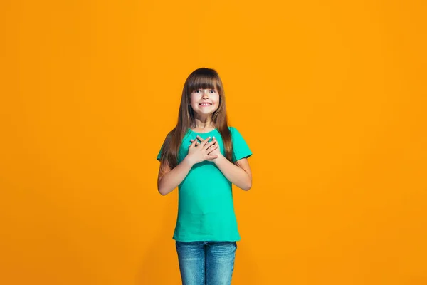 Menina adolescente bonita olhando suprised isolado na laranja — Fotografia de Stock