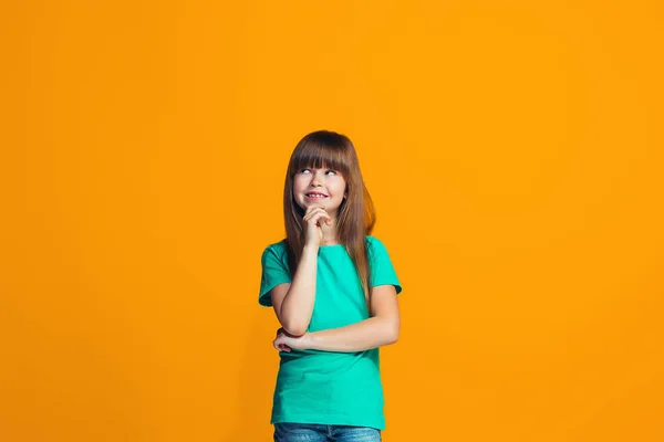 Joven chica adolescente seria y reflexiva. Concepto de duda . — Foto de Stock