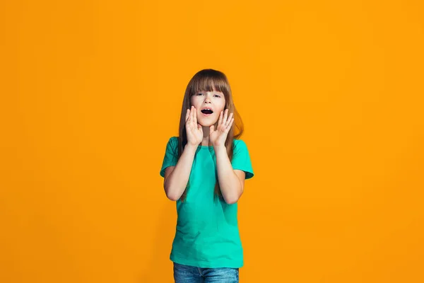 Isolé sur jaune jeune occasionnel adolescent fille crier à studio — Photo