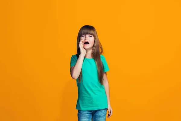Isolado no amarelo jovem casual adolescente menina gritando no estúdio — Fotografia de Stock