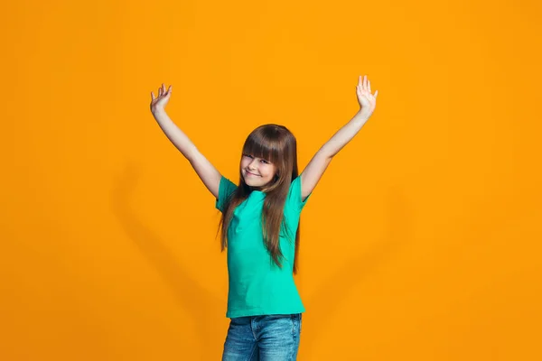 Feliz sucesso adolescente menina celebrando ser um vencedor. Imagem energética dinâmica do modelo feminino — Fotografia de Stock