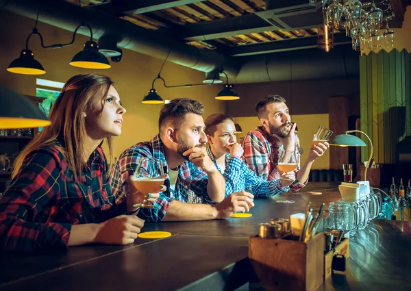 Sport, mensen, vrije tijd, vriendschap en entertainment concept - gelukkig voetbalfans of mannelijke vrienden drinken bier en vieren overwinning bij bar of pub — Stockfoto