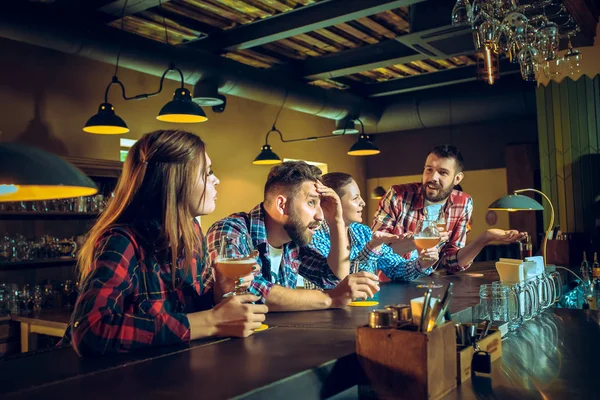 Sport, mensen, vrije tijd, vriendschap en entertainment concept - gelukkig voetbalfans of mannelijke vrienden drinken bier en vieren overwinning bij bar of pub — Stockfoto