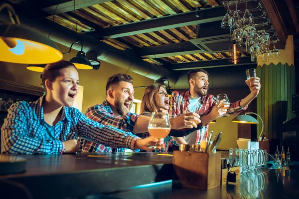 Desporto, pessoas, lazer, amizade e entretenimento conceito - fãs de futebol feliz ou amigos do sexo masculino beber cerveja e celebrar a vitória no bar ou pub — Fotografia de Stock