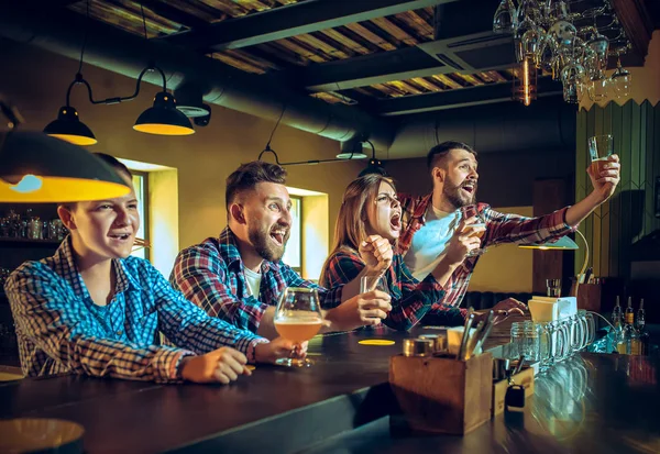 Sport, mensen, vrije tijd, vriendschap en entertainment concept - gelukkig voetbalfans of mannelijke vrienden drinken bier en vieren overwinning bij bar of pub — Stockfoto