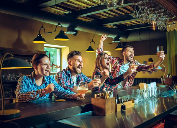 Sport, persone, svago, amicizia e divertimento: tifosi di calcio felici o amici maschi che bevono birra e celebrano la vittoria al bar o al pub — Foto Stock