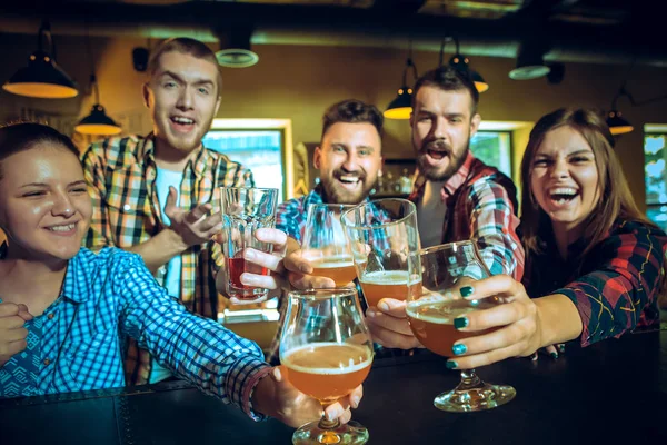 Sport, persone, svago, amicizia e divertimento: tifosi di calcio felici o amici maschi che bevono birra e celebrano la vittoria al bar o al pub — Foto Stock