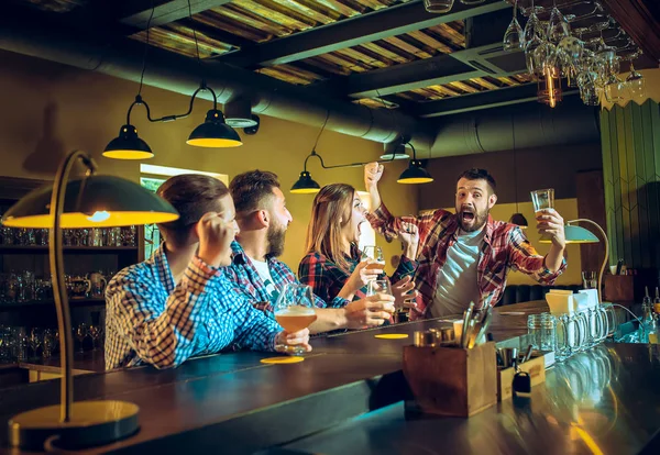 Sport, mensen, vrije tijd, vriendschap en entertainment concept - gelukkig voetbalfans of mannelijke vrienden drinken bier en vieren overwinning bij bar of pub — Stockfoto