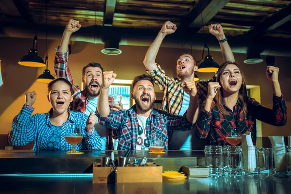 Deporte, personas, ocio, amistad y entretenimiento concepto - aficionados al fútbol feliz o amigos varones beber cerveza y celebrar la victoria en el bar o pub —  Fotos de Stock