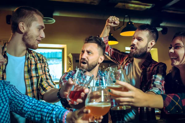 Concept de sport, de personnes, de loisirs, d'amitié et de divertissement - fans de football heureux ou amis masculins buvant de la bière et célébrant la victoire au bar ou au pub — Photo