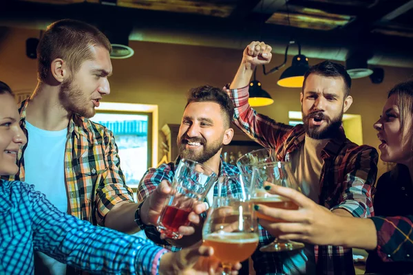 Sport, persone, svago, amicizia e divertimento: tifosi di calcio felici o amici maschi che bevono birra e celebrano la vittoria al bar o al pub — Foto Stock