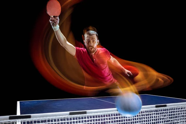 Il giocatore di ping pong che serve — Foto Stock