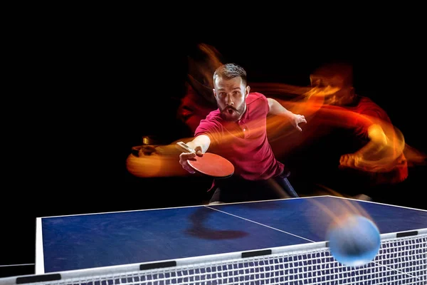 El jugador de tenis de mesa que sirve —  Fotos de Stock