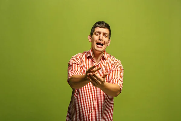 Hermoso retrato masculino de media longitud aislado en el fondo del estudio verde. El joven emocional sorprendido hombre — Foto de Stock