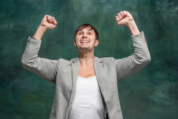 Gewinnender Erfolg Mann glücklich ekstatisch feiert, ein Sieger zu sein. dynamische energetische Darstellung des männlichen Modells — Stockfoto