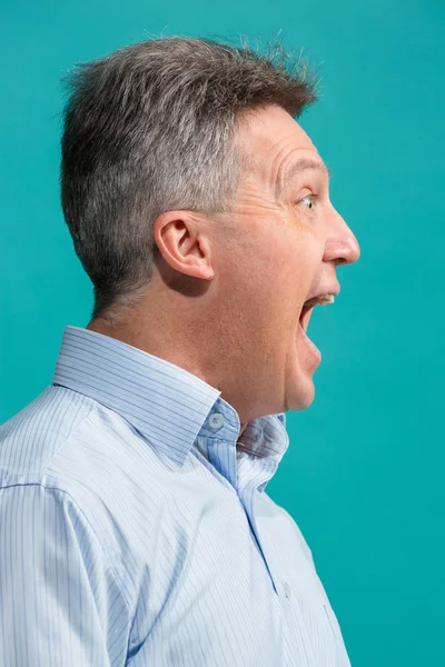 Emocjonalne zły człowiek krzyczący na tle niebieski studio — Zdjęcie stockowe