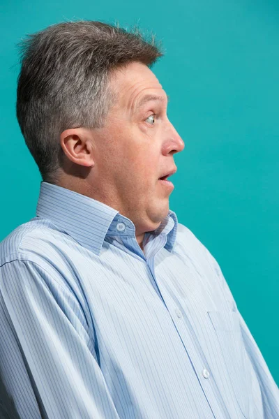 Attraktiva mannen tittar förvånad isolerade på blå — Stockfoto