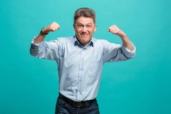 Ganar el éxito hombre feliz extático celebrando ser un ganador. Imagen energética dinámica del modelo masculino — Foto de Stock