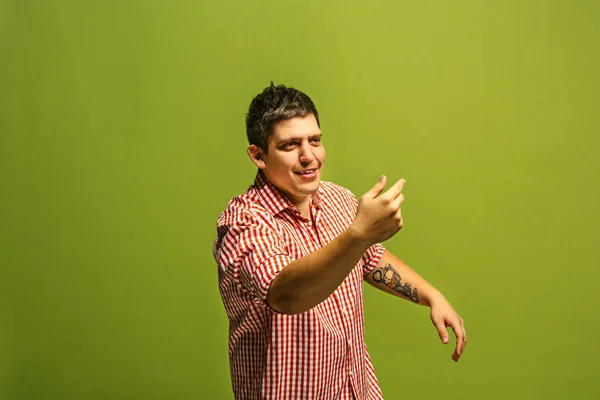 Isolado em verde jovem casual homem gritando no estúdio — Fotografia de Stock