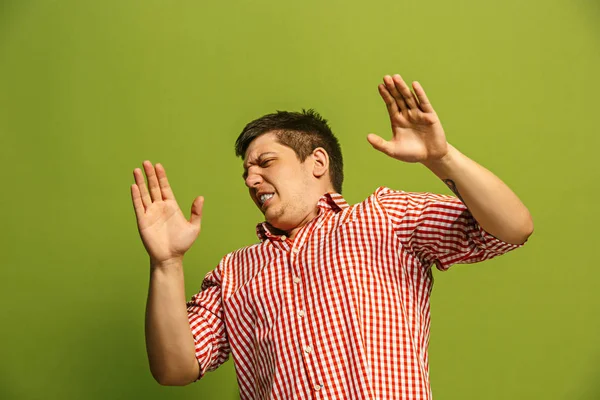 Laat me denken. Twijfelachtig peinzende man met doordachte expressie maken keuze tegen een groene achtergrond — Stockfoto