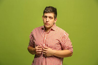 Güzel erkek arıyorum şaşırttı ve izole üzerinde yeşil şaşkın