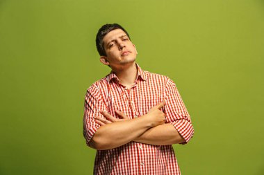 Düşünmeme izin ver. Şüpheli dalgın adam düşünceli ifade yeşil arka plan kararı ile