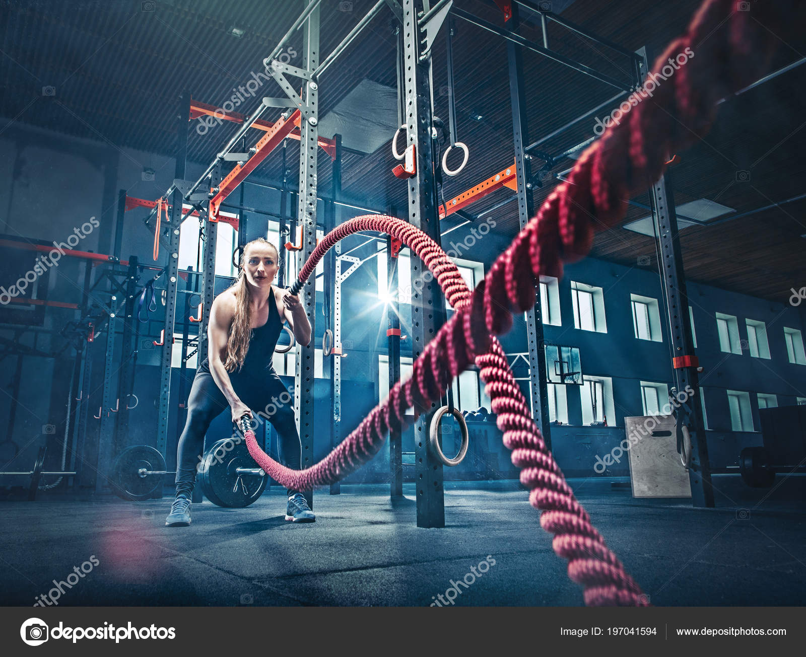 L'athlète Travaille Avec Des Cordes Crossfit Dans La Salle De Gym