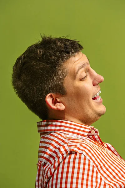 El hombre de negocios feliz de pie y sonriendo contra el fondo verde . —  Fotos de Stock