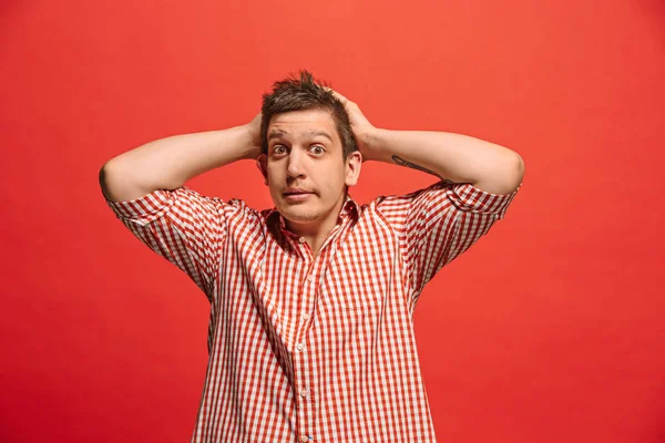 Un hombre con dolor de cabeza. Aislado sobre fondo rojo . —  Fotos de Stock