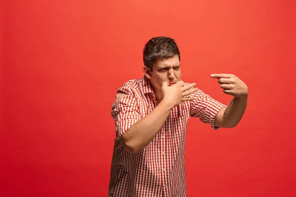 Aislado en verde joven casual hombre gritando en el estudio — Foto de Stock