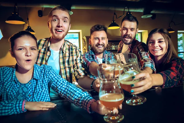 Sport, mensen, vrije tijd, vriendschap en entertainment concept - gelukkig voetbalfans of mannelijke vrienden drinken bier en vieren overwinning bij bar of pub — Stockfoto