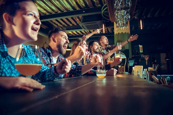 Sport, mensen, vrije tijd, vriendschap en entertainment concept - gelukkig voetbalfans of mannelijke vrienden drinken bier en vieren overwinning bij bar of pub — Stockfoto