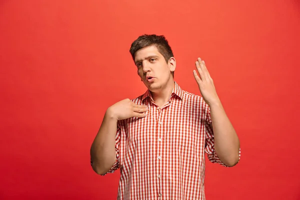 Hermoso retrato masculino de media longitud aislado en el fondo del estudio rojo. El joven emocional sorprendido hombre — Foto de Stock