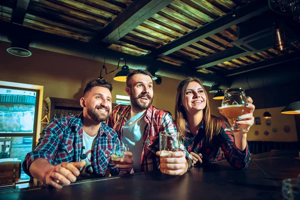 Sport, mensen, vrije tijd, vriendschap en entertainment concept - gelukkig voetbalfans of mannelijke vrienden drinken bier en vieren overwinning bij bar of pub — Stockfoto