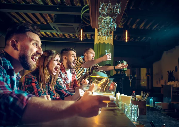 Olahraga, orang, waktu luang, persahabatan dan konsep hiburan - penggemar sepak bola yang bahagia atau teman laki-laki minum bir dan merayakan kemenangan di bar atau pub — Stok Foto