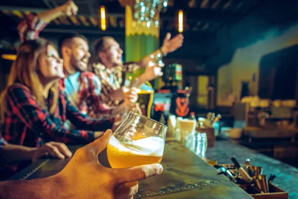 Sport, persone, svago, amicizia e divertimento: tifosi di calcio felici o amici maschi che bevono birra e celebrano la vittoria al bar o al pub — Foto Stock