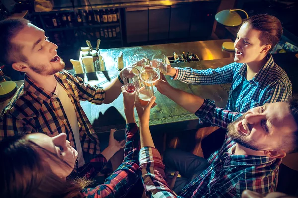 Sport, mensen, vrije tijd, vriendschap en entertainment concept - gelukkig voetbalfans of mannelijke vrienden drinken bier en vieren overwinning bij bar of pub — Stockfoto