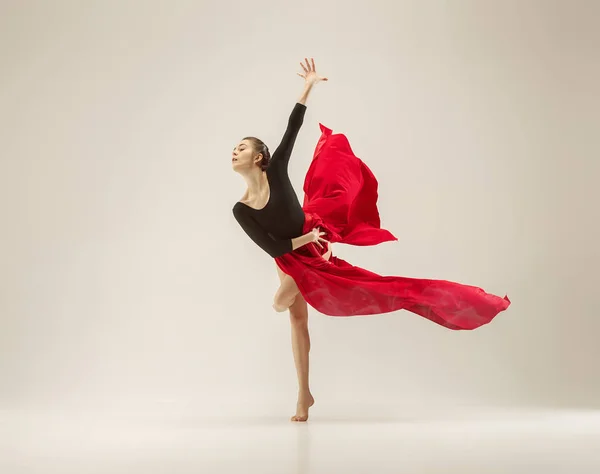 ホワイト スタジオの背景に全身で踊るモダンバレエ ダンサー. — ストック写真