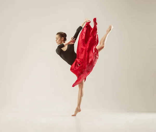 Danseuse de ballet moderne dansant en corps entier sur fond de studio blanc . — Photo