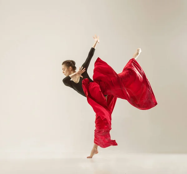 Danseuse de ballet moderne dansant en corps entier sur fond de studio blanc . — Photo