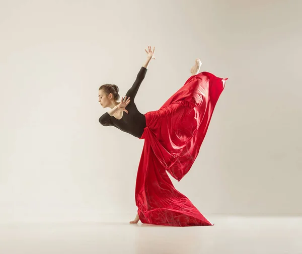 Danseuse de ballet moderne dansant en corps entier sur fond de studio blanc . — Photo