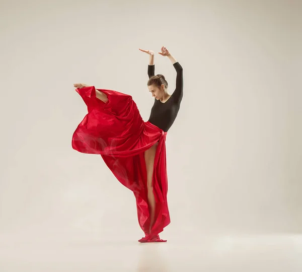 Danseuse de ballet moderne dansant en corps entier sur fond de studio blanc . — Photo