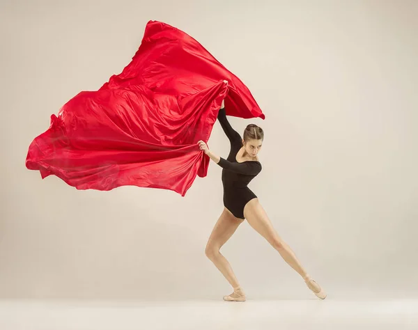 Danseuse de ballet moderne dansant en corps entier sur fond de studio blanc . — Photo