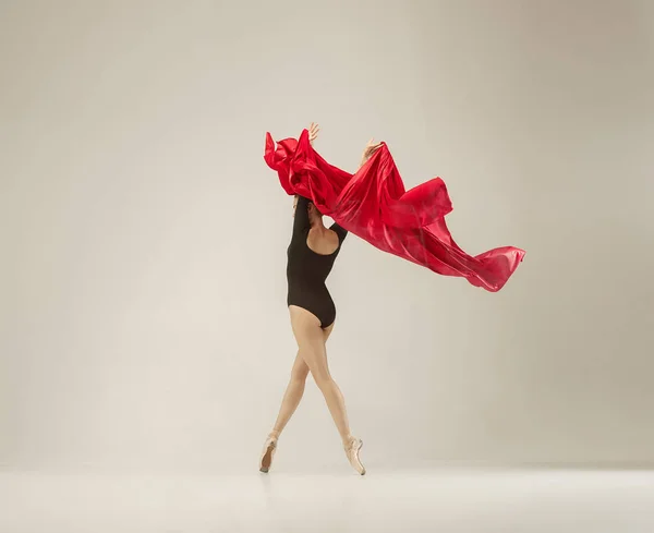 Bailarina de ballet moderna bailando en cuerpo entero sobre fondo blanco . — Foto de Stock