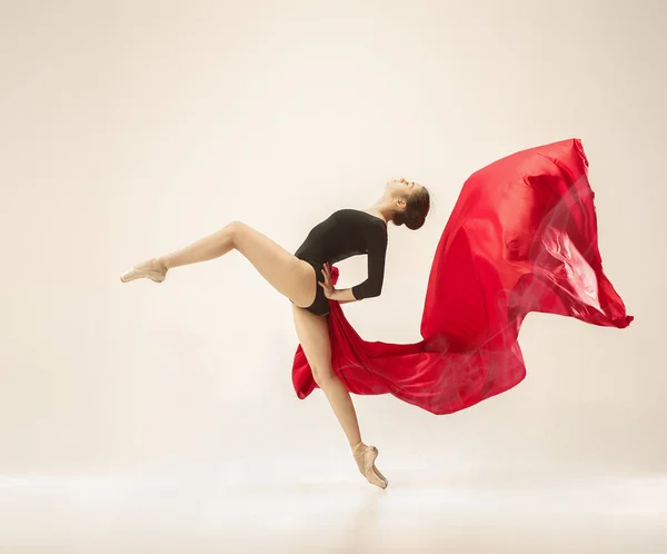 Moderno bailarino de balé dançando em corpo inteiro no fundo do estúdio branco . — Fotografia de Stock